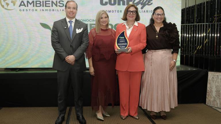 Stefano Ferretti, CEO de Ambiensa; Rhonda Cevallos, vicepresidenta ejecutiva de Ambiensa; Yuma Inzolia, directora de desarrollo de capacidades del Instituto Internacional de la UNESCO para la Educación Superior en América Latina y el Caribe IESALC y Cecilia Paredes, rectora de la ESPOL.