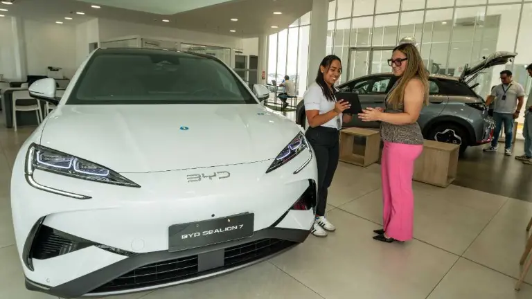 Incentivos tributarios, ahorro en combustible y una mayor conciencia ambiental impulsan la demanda de vehículos eléctricos en Ecuador.