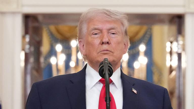 El presidente estadounidense Donald Trump hace una pausa al terminar su discurso durante una intervención televisada sobre el conflicto en Oriente Medio, el 1 de abril de 2026.