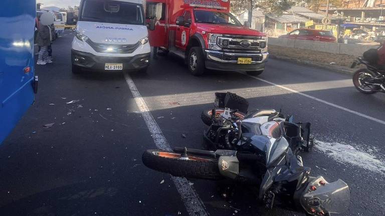 Motociclista muere tras choque con un bus en la avenida Simón Bolívar, en Quito