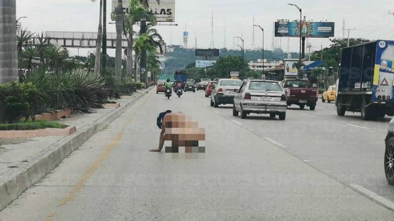 Un hombre desnudo por las calles de Guayaquil sorprende a los transeúntes