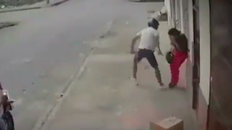 Mujer lanza su celular para evitar robo y el ladrón intenta apuñalarla en Quevedo