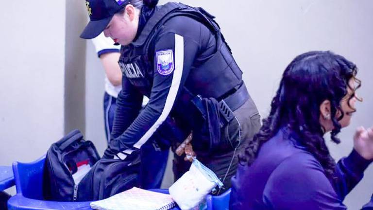 Hallan drogas y pastillas psicotrópicas durante operativo en colegio de Guayaquil