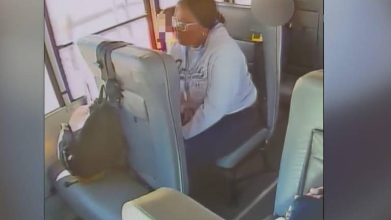 Cuidadora que agredió a un estudiante con autismo en un bus escolar estaría detrás de más ataques a niños en Colorado