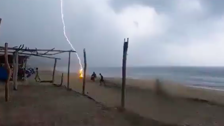 Video muestra brutal impacto de un rayo en playa mexicana: dos personas fallecieron