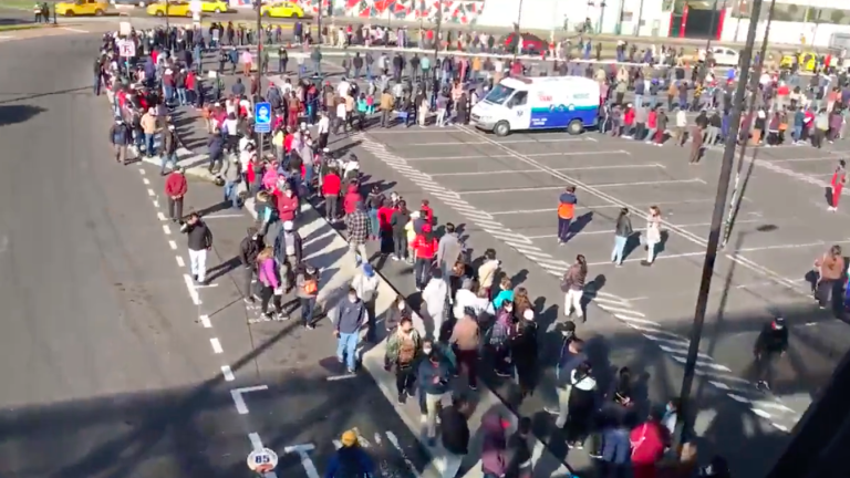 Largas filas e incidentes en el IESS Quito Sur por conseguir turnos