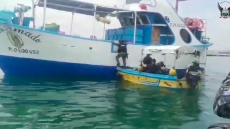 Golpe al crimen organizado: Policía halla 500 kilos de cocaína en un barco en Manta
