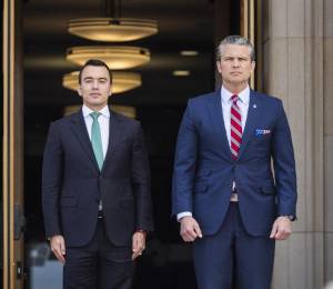 El secretario de Defensa de Estados Unidos, Pete Hegseth (derecha), da la bienvenida al presidente de Ecuador, Daniel Noboa, al Pentágono en Arlington, Virginia, Estados Unidos, el 15 de junio de 2026.
