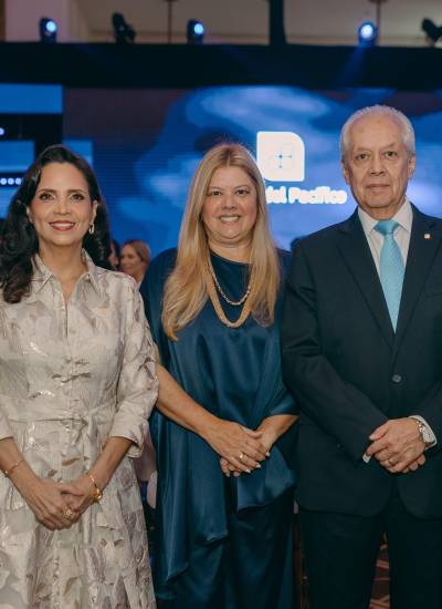 Virna Rossi, vicepresidente ejecutiva Banco del Pacífico) Adriana Guerrero, vicepresidente ejecutiva jurídica Banco del Pacífico, e Iván Andrade, presidente Banco del Pacífico.