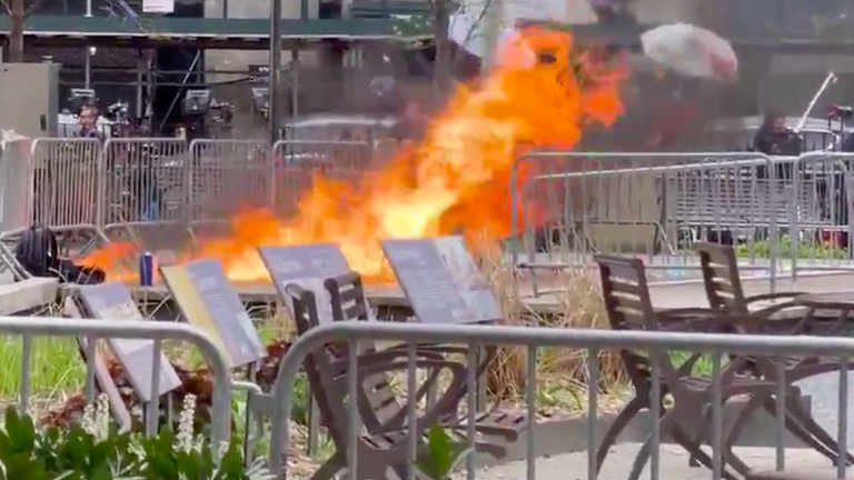 Juicio contra Donald Trump: un hombre se prendió fuego frente al tribunal