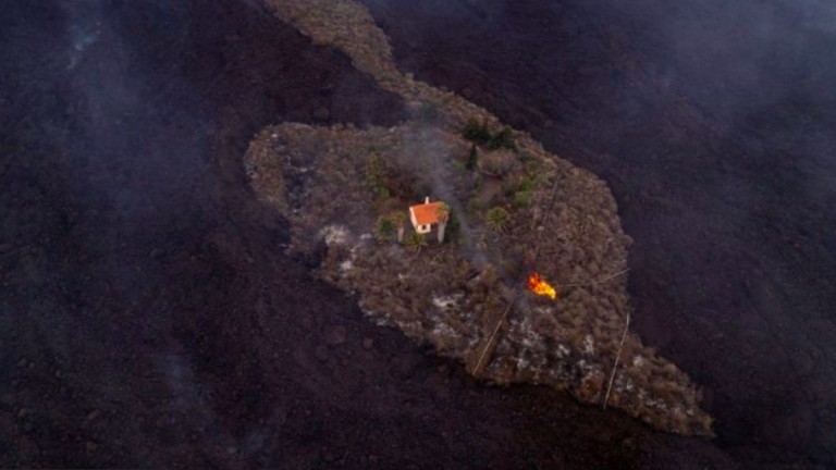 Una casa se salva en medio de destrucción volcánica en Islas Canarias