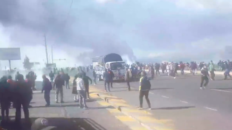 Manifestantes heridos y agentes retenidos, es el saldo que deja el enfrentamiento en los exteriores de la cárcel de Cotopaxi