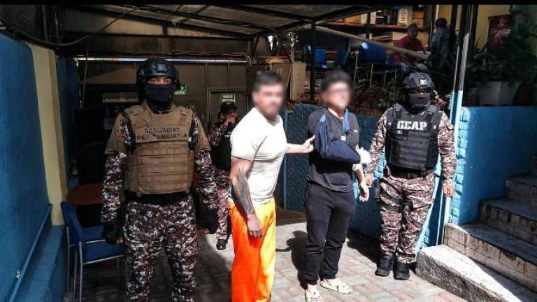 Fotografía que muestra a Daniel (I) y Noé Salcedo Bonilla, custodiados por agentes de seguridad penitenciaria.