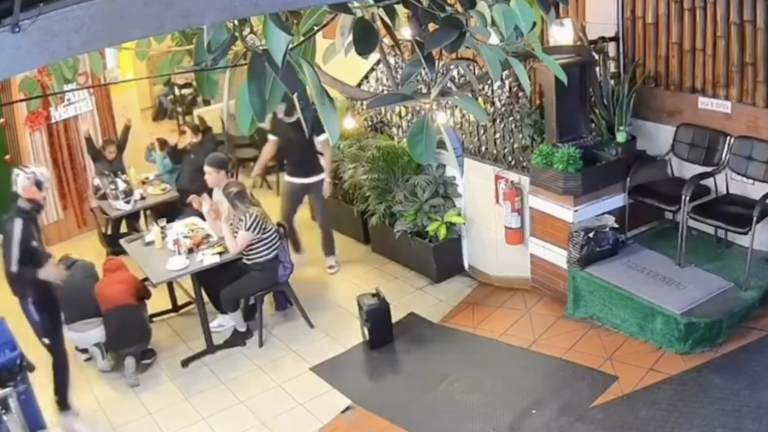 VIDEO | Criminales irrumpieron en un restaurante de Quito para asaltar con armas de fuego
