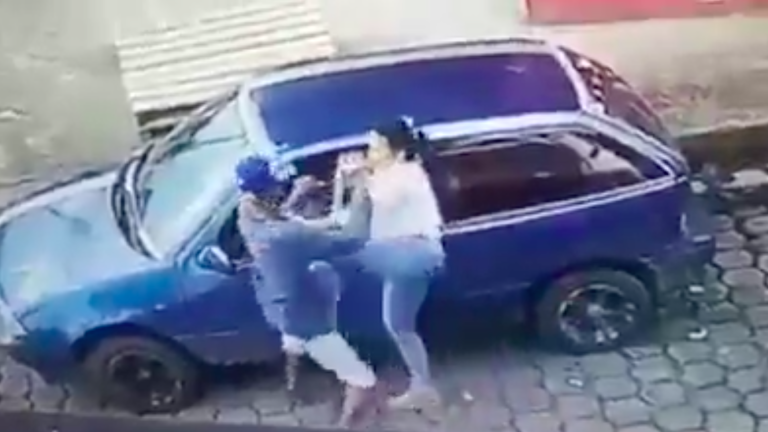 Mujer se vuelve viral tras enfrentar a un delincuente en Quevedo.