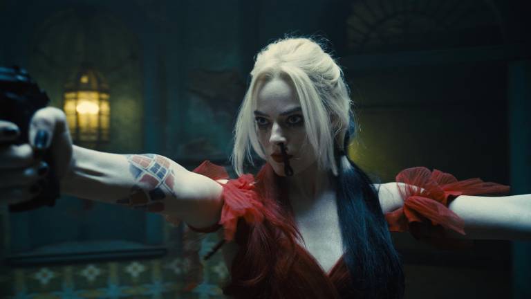 Fotografía cedida por Warner Bros./DC Comics que muestra a la actriz Margot Robbie durante una escena de la película The Suicide Squad.