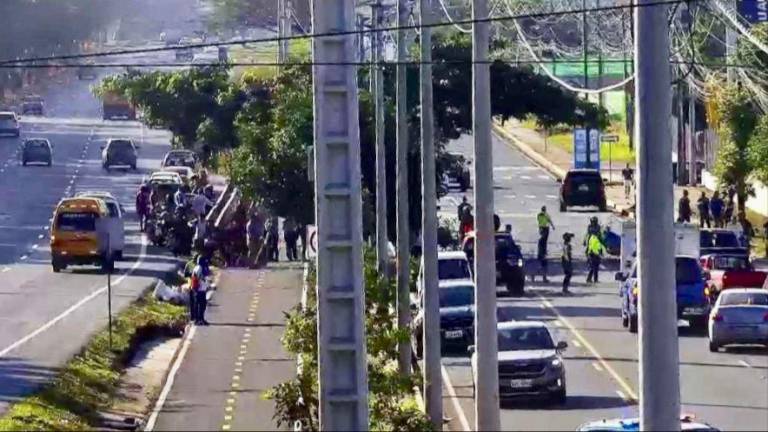 Abuelo y dos nietos mueren atropellados en un accidente de tránsito en vía a la Costa, en Guayaquil