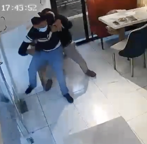 Conlleva mucho riesgo: abogado cuenta cómo frustró un asalto en cafetería de Machala