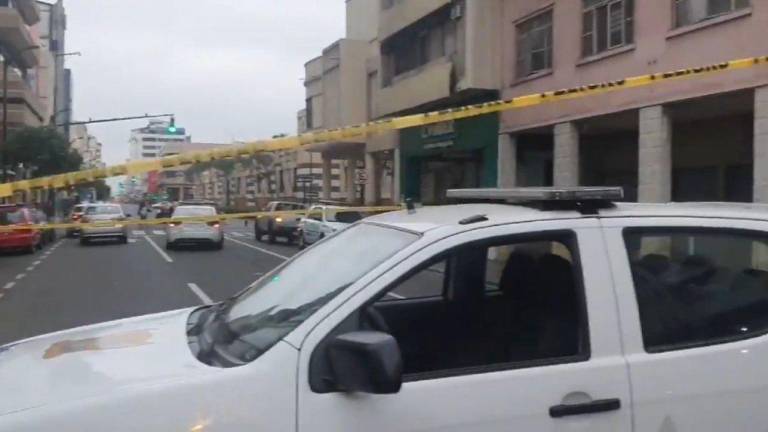 Hombre cae desde el tercer piso de un hotel del centro de Guayaquil; investigan su muerte
