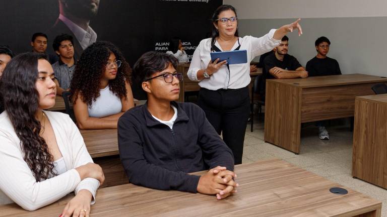 Docente y alumnos de la Universidad Internacional del Ecuador powered by ASU emplean diversas herramientas tecnológicas en sus clases.