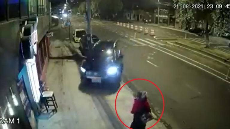 El terrible instante en que una vendedora informal es atropellada en Quito; hay indignación