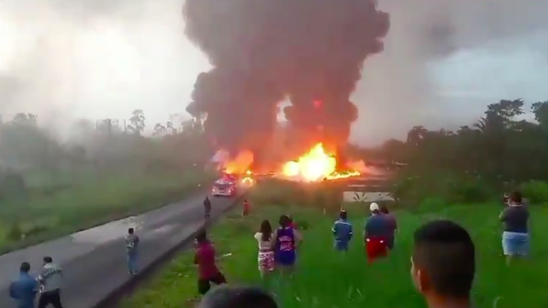 Sucumbíos: camión chocó contra una tubería de petróleo y provocó un enorme incendio