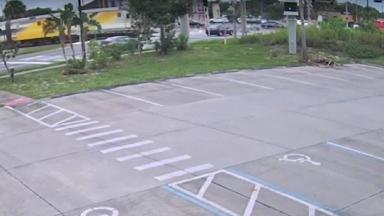 Conmoción en Florida: tren embiste auto de mujer de 83 años y familiares exigen esclarecer el caso ​​​​