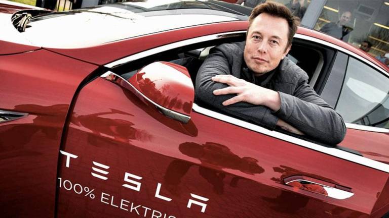 Elon Musk no exige título universitario para contratar en Tesla