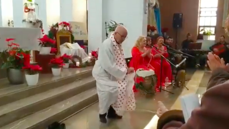 Sacerdote de Málaga baila flamenco en medio de las misas y se vuelve viral