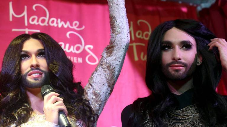 Conchita Wurst conoce a su doble de cera en el Madame Tussauds de Viena