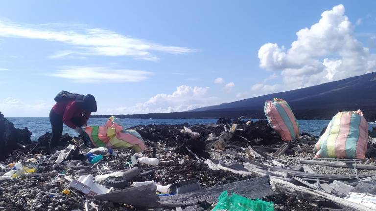Recogen 3,6 toneladas de basura durante la limpieza de una isla alejada de las Galápagos