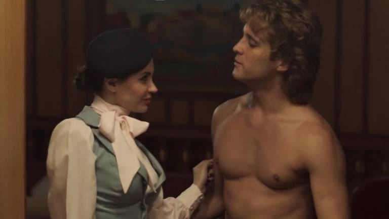 Telemundo editó escenas de la serie de Luis Miguel