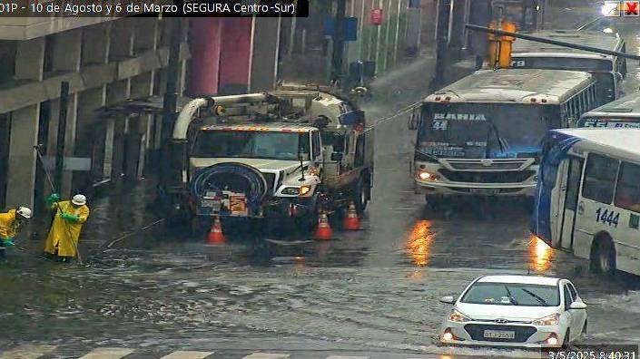 Guayaquil enfrenta fuertes lluvias y tormentas eléctricas que causan inundaciones y caídas de árboles