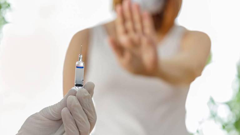 Ecuador no aplicará sanciones directas a quienes rechacen la vacunación