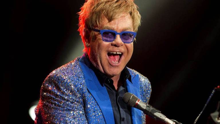 Guardaespaldas de Elton John lo demanda por acoso sexual