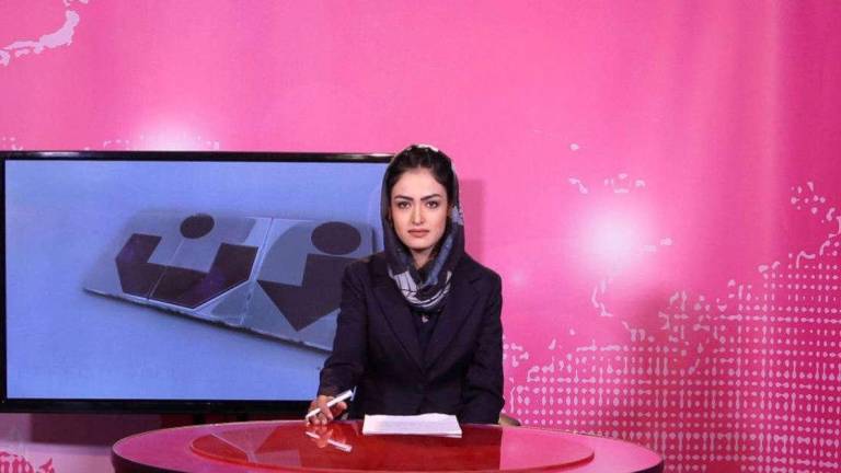 Presentadoras de TV en Afganistán desafían orden talibán de cubrir el rostro