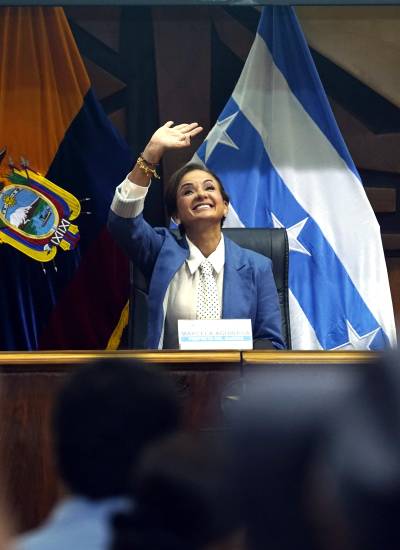 La prefecta Marcela Aguiñaga sonrié durante la rendición de cuentas con las que concluye su paso por la Prefectura del Guayas.