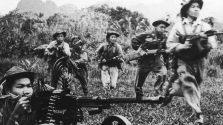 Hallan fosa con los restos mortales de 25 soldados del Vietcong enterrados