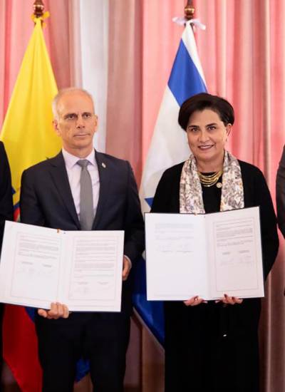 Fotografía cedida por el Ministerio de Relaciones Exteriores de Ecuador que muestra al embajador de Israel en Ecuador,Tzach Sarid (c-i), posando junto a la canciller Gabiela Sommerfeld.