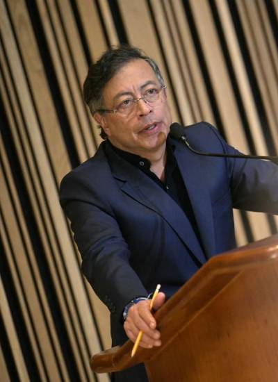 “Estoy de acuerdo en un tapón militar en la frontera, pero la frontera se cuida entre dos y se debe mantener abierta a los pueblos”, expresó Petro.