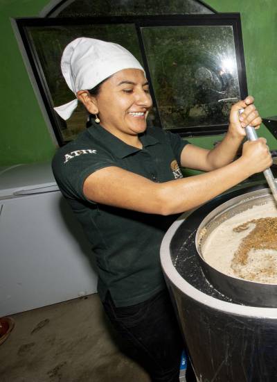 Producción de la cerveza artesanal amazónica Atik.
