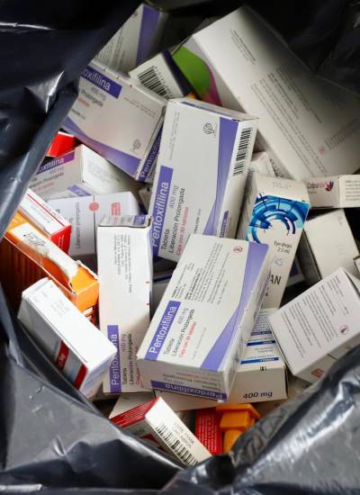 Los medicamentos que no se desechan adecuadamente terminan en los vertederos y sistemas de alcantarillado contaminando el suelo y el agua.