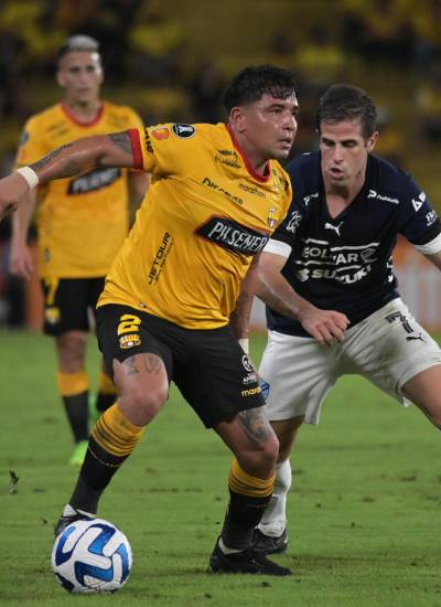 El defensa del Barcelona Mario Pineida (izq.) durante el partido de ida de la fase de grupos de la Copa Libertadores entre Barcelona SC y Bolívar, el 19 de abril de 2023.