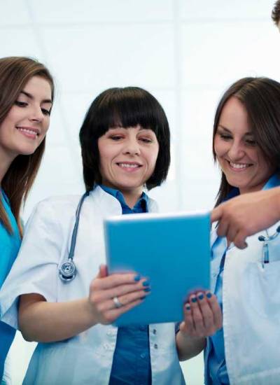 Foto referencial de estudiantes de enfermería en hospital