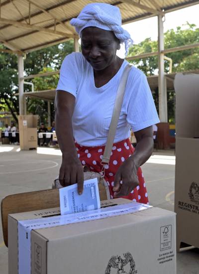 Una mujer ejerciendo su derecho al voto en Cauca, Colombia, este 21 de junio de 2026.