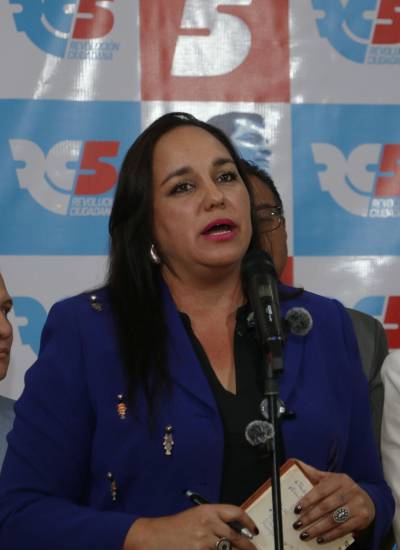 Fotografía de una rueda de prensa de la Revolución Ciudadana, realizada el pasado 9 de marzo, encabezada por la presidenta del movimiento, Gabriela Rivadeneira.