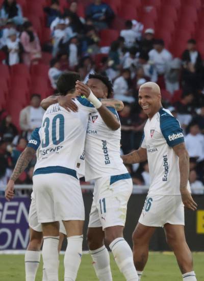 Liga de Quito celebra uno de los goles en el partido, la noche de este viernes.