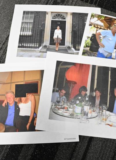Esta ilustración muestra fotografías, incluidas las del expresidente estadounidense Bill Clinton, el cantante de los Rolling Stones Mick Jagger, el presidente de Virgin Group, Richard Branson y Ghislaine Maxwell.