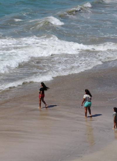 Fotografía de turistas disfrutando en una playa de la provincia de Santa Elena.