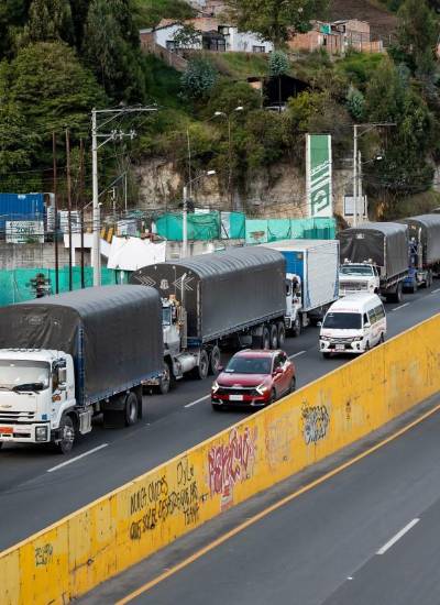 Camiones hacen fila en la frontera entre Colombia y Ecuador antes de la entrada en vigor de las nuevas medidas arancelarias.